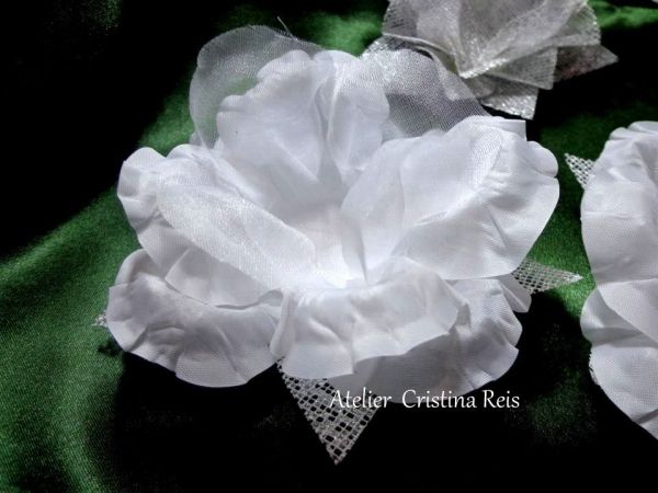 CAMELIA CHAPEADA TRIPLA EM CETIM E ORGANZA CRISTAL